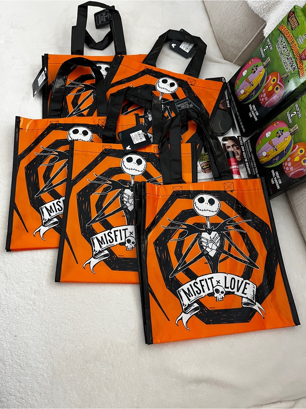 Lot of 10 Halloween items bags decorations and makeup - Picture 9 of 11